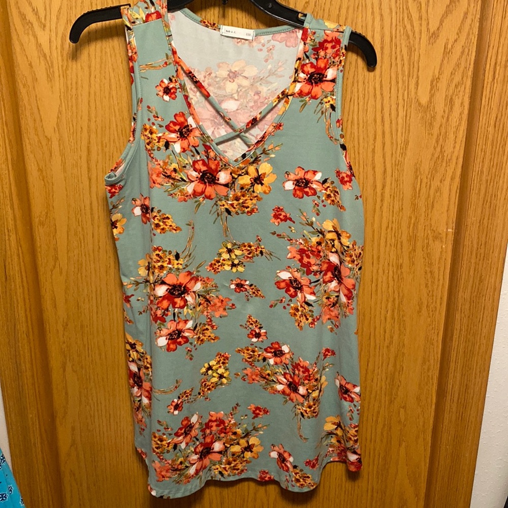 SALE!! Floral green v-neck crisscross tunic - Picture 1 of 5